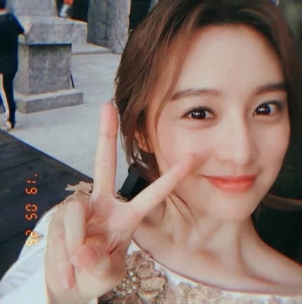 “Nữ thần Hậu Duệ Mặt Trời” Kim Ji Won “xả” ảnh cũ, camera chất lượng thấp nhưng visual chất lượng vẫn cao ngút trời! - Ảnh 2.