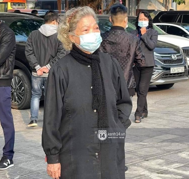 Tang lễ cố NSND Hoàng Dũng: Người thân lặng lẽ bên linh cữu, NS Xuân Bắc - Việt Anh cùng nhiều đồng nghiệp đến tiễn biệt - Ảnh 15. Tang lễ cố NSND Hoàng Dũng: Người thân lặng lẽ bên linh cữu, NS Xuân Bắc - Việt Anh cùng nhiều đồng nghiệp đến tiễn biệt - Ảnh 15.