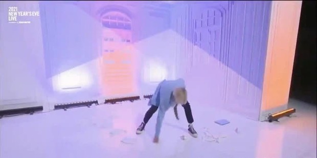 Thành viên nhóm em trai BTS gây tranh cãi gay gắt vì xé album khi tập nhảy: Người bênh hết lời, kẻ chỉ trích là phản cảm - Ảnh 6.