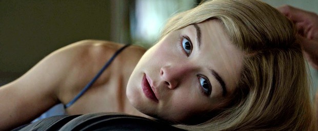 Mê mệt những nàng quái nữ gian xảo ở I Care A Lot và Gone Girl: Đừng coi thường những bông hồng lắm gai! - Ảnh 2.