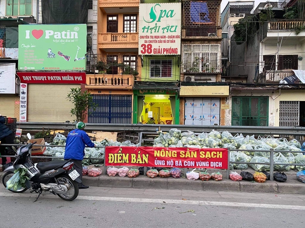 Người Hà Nội đội nắng, nườm nượp đến giải cứu nông sản cho nông dân Hải Dương: 15 tấn rau bán hết veo trong vòng vài tiếng - Ảnh 1.