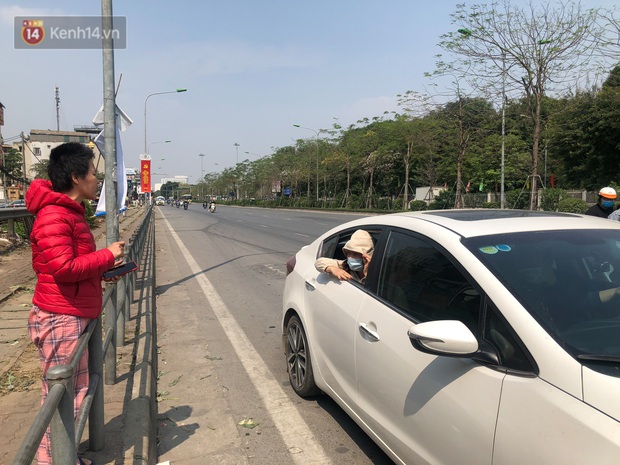 Người Hà Nội đội nắng, nườm nượp đến giải cứu nông sản cho nông dân Hải Dương: 15 tấn rau bán hết veo trong vòng vài tiếng - Ảnh 8. Người Hà Nội đội nắng, nườm nượp đến giải cứu nông sản cho nông dân Hải Dương: 15 tấn rau bán hết veo trong vòng vài tiếng - Ảnh 8.