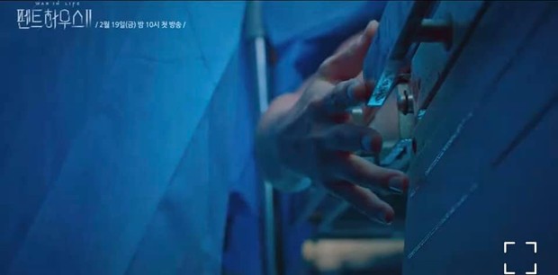 4 thuyết âm mưu bay màu qua 2 tập đầu Penthouse 2: Fan chị đẹp Lee Ji Ah cất poster vào góc là vừa? - Ảnh 7. 4 thuyết âm mưu bay màu qua 2 tập đầu Penthouse 2: Fan chị đẹp Lee Ji Ah cất poster vào góc là vừa? - Ảnh 7.