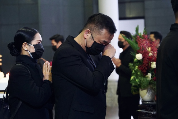 Tang lễ cố NSND Hoàng Dũng: NS Xuân Bắc - Huỳnh Anh cùng dàn nghệ sĩ đến tiễn biệt, linh cữu được đưa đi an táng - Ảnh 15. Tang lễ cố NSND Hoàng Dũng: NS Xuân Bắc - Huỳnh Anh cùng dàn nghệ sĩ đến tiễn biệt, linh cữu được đưa đi an táng - Ảnh 15.