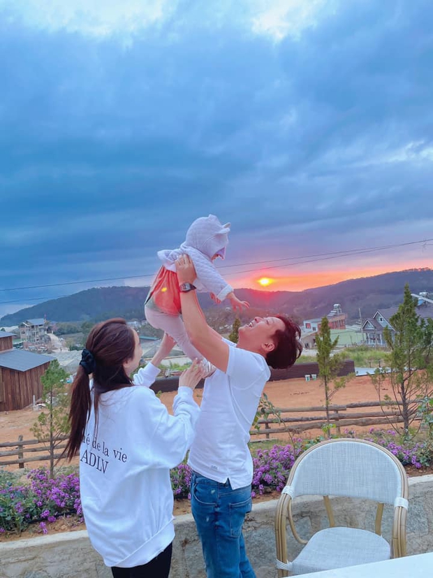 Nhã Phương phát cẩu lương”: Chồng đút từng miếng, hôn hít giữa phố, bảo sao Trường Giang nói “Vợ tôi sướng nhất quận Phú Nhuận” - Ảnh 10. Nhã Phương phát cẩu lương”: Chồng đút từng miếng, hôn hít giữa phố, bảo sao Trường Giang nói “Vợ tôi sướng nhất quận Phú Nhuận” - Ảnh 10.
