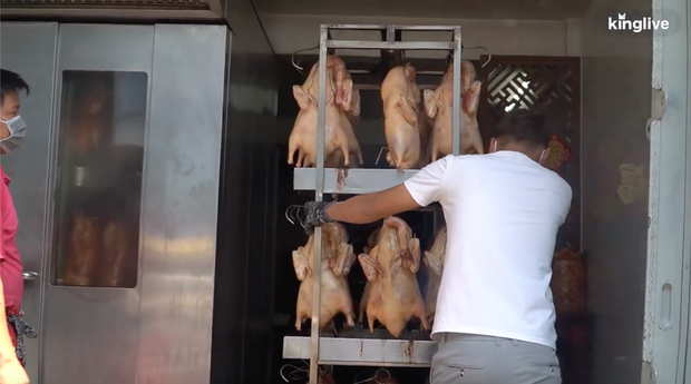 Clip người dân rồng rắn mua thịt quay cúng xin vía Thần Tài: Cũng sợ Covid-19 chứ nhưng có khẩu trang đây rồi - Ảnh 3.