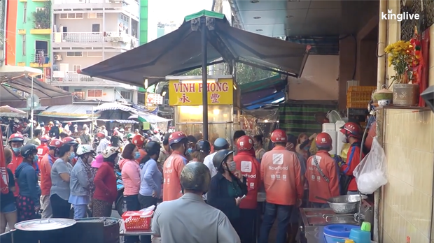 Clip người dân rồng rắn mua thịt quay cúng xin vía Thần Tài: Cũng sợ Covid-19 chứ nhưng có khẩu trang đây rồi - Ảnh 2.