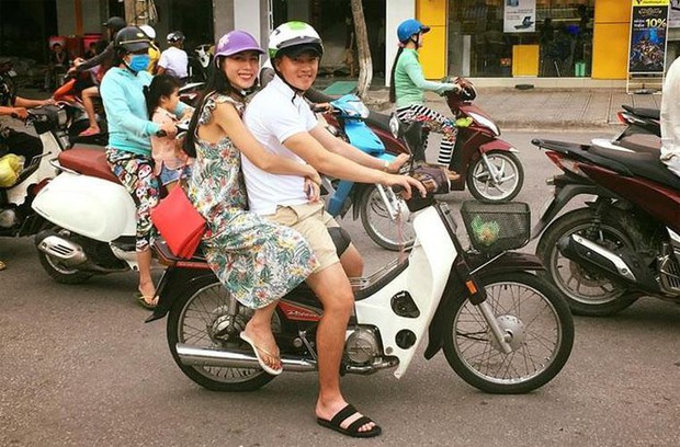 Công Vinh mặc giản dị, mang dép lê đèo Thuỷ Tiên trên chiếc xe máy cũ: 13 năm bên nhau mà đáng yêu như mới hẹn hò! - Ảnh 4.