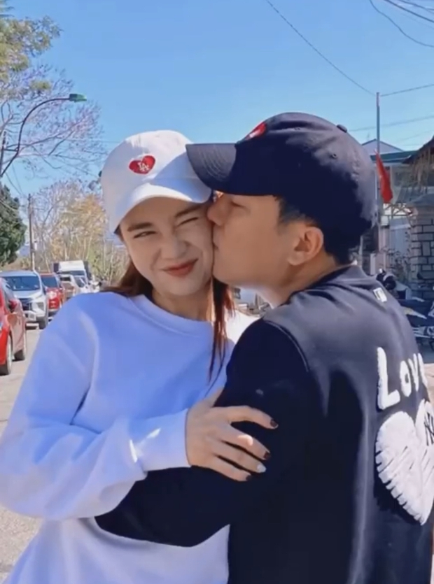 Nhã Phương phát cẩu lương”: Chồng đút từng miếng, hôn hít giữa phố, bảo sao Trường Giang nói “Vợ tôi sướng nhất quận Phú Nhuận” - Ảnh 7. Nhã Phương phát cẩu lương”: Chồng đút từng miếng, hôn hít giữa phố, bảo sao Trường Giang nói “Vợ tôi sướng nhất quận Phú Nhuận” - Ảnh 7.