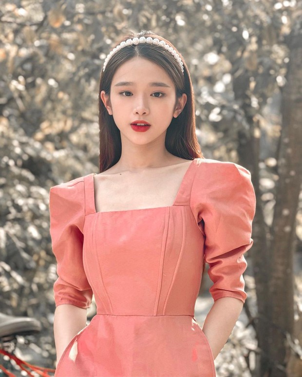Cùng đụng hàng 1 mẫu áo dài : Chi Pu, Linh Ka thêm bờm sang chảnh, Phí Phương Anh búi tóc kiêu kì - Ảnh 2. Cùng đụng hàng 1 mẫu áo dài : Chi Pu, Linh Ka thêm bờm sang chảnh, Phí Phương Anh búi tóc kiêu kì - Ảnh 2.