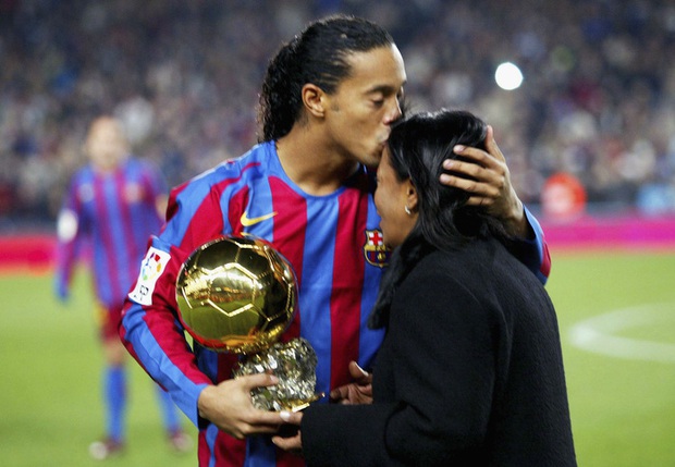 Mẹ Ronaldinho qua đời ở tuổi 71 sau khi nhiễm Covid-19 - Ảnh 1. Mẹ Ronaldinho qua đời ở tuổi 71 sau khi nhiễm Covid-19 - Ảnh 1.