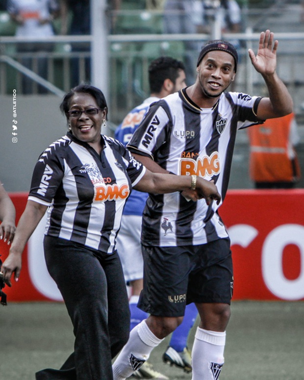 Mẹ Ronaldinho qua đời ở tuổi 71 sau khi nhiễm Covid-19 - Ảnh 2. Mẹ Ronaldinho qua đời ở tuổi 71 sau khi nhiễm Covid-19 - Ảnh 2.