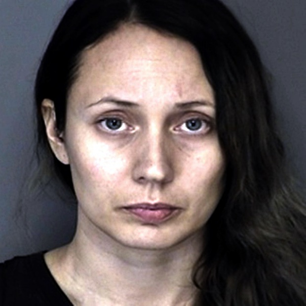 Nữ giáo viên bị tố xâm hại nam sinh 15 tuổi trong tủ quần áo ở lớp học khiến phụ huynh khóc ngất, đáng chú ý là thái độ của người chồng - Ảnh 1.