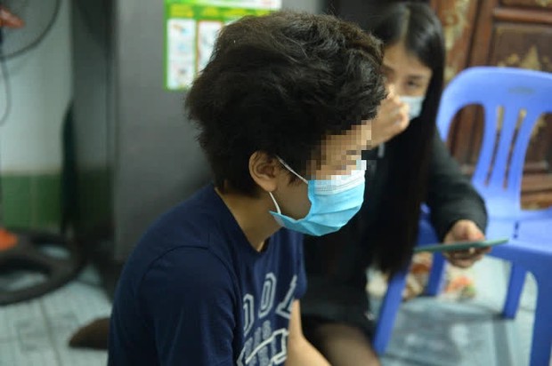 Mẹ bé gái 12 tuổi bị bạo hành, xâm hại tình dục ở Hà Nội: Vớ được cái gì ở ngoài đường là đánh nó bằng cái đấy - Ảnh 1.