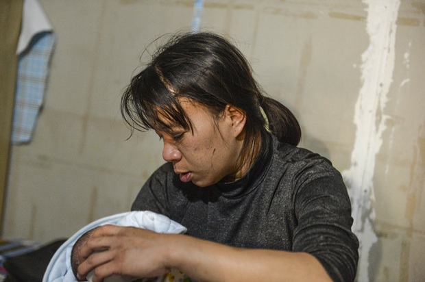 Mẹ bé gái 12 tuổi bị bạo hành, xâm hại tình dục ở Hà Nội: Vớ được cái gì ở ngoài đường là đánh nó bằng cái đấy - Ảnh 8.