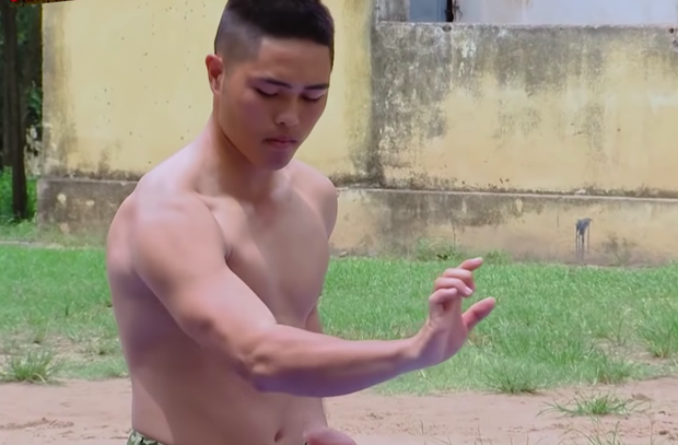 Khánh Vân mắt chữ A, mồm chữ O khi thấy chú Ngạn pha ke khoe body 6 múi biểu diễn khí công - Ảnh 1.