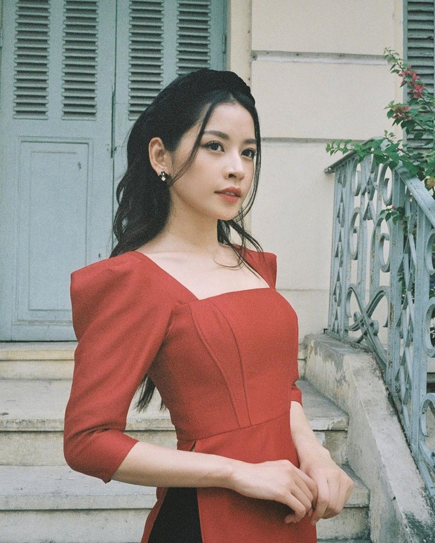 Cùng đụng hàng 1 mẫu áo dài : Chi Pu, Linh Ka thêm bờm sang chảnh, Phí Phương Anh búi tóc kiêu kì - Ảnh 1. Cùng đụng hàng 1 mẫu áo dài : Chi Pu, Linh Ka thêm bờm sang chảnh, Phí Phương Anh búi tóc kiêu kì - Ảnh 1.