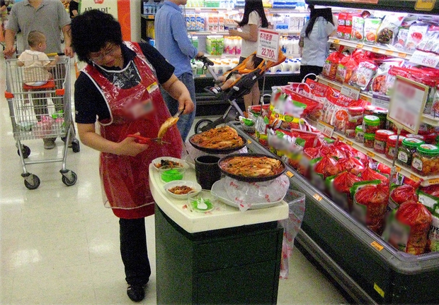 Giờ mới hiểu vì sao định vào siêu thị mua có xíu mà lúc trở ra bao giờ cũng thanh toán cả đống đồ (Phần 2) - Ảnh 1.