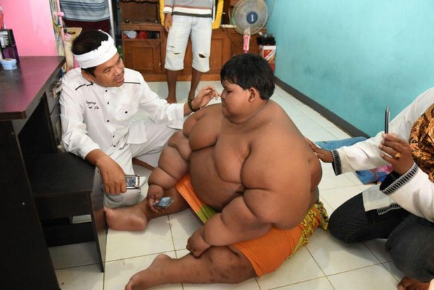 Cậu bé béo nhất thế giới nặng gần 200kg gây choáng với ngoại hình mới chỉ sau 4 năm giảm cân, nhìn hình không ai dám tin là cùng một người - Ảnh 5. Cậu bé béo nhất thế giới nặng gần 200kg gây choáng với ngoại hình mới chỉ sau 4 năm giảm cân, nhìn hình không ai dám tin là cùng một người - Ảnh 5.