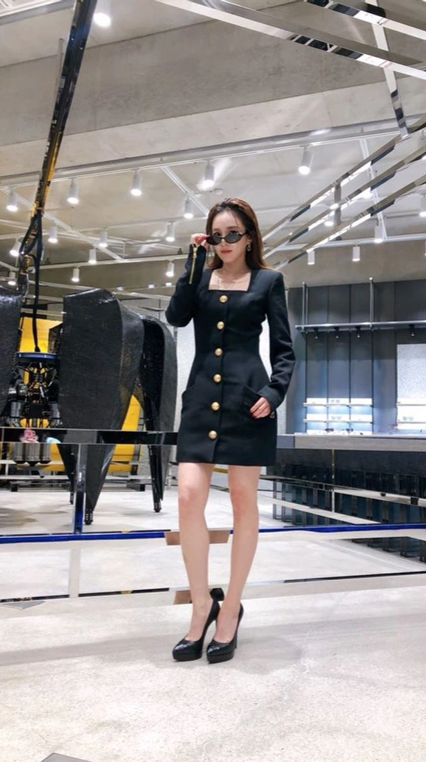 Dàn siêu sao xứ Hàn đổ bộ sự kiện đặc biệt: Jennie - Hwasa so kè độ sexy, Dara và Tiffany thi nhau lộ chân nhìn mà sởn gai ốc - Ảnh 19. Dàn siêu sao xứ Hàn đổ bộ sự kiện đặc biệt: Jennie - Hwasa so kè độ sexy, Dara và Tiffany thi nhau lộ chân nhìn mà sởn gai ốc - Ảnh 19.