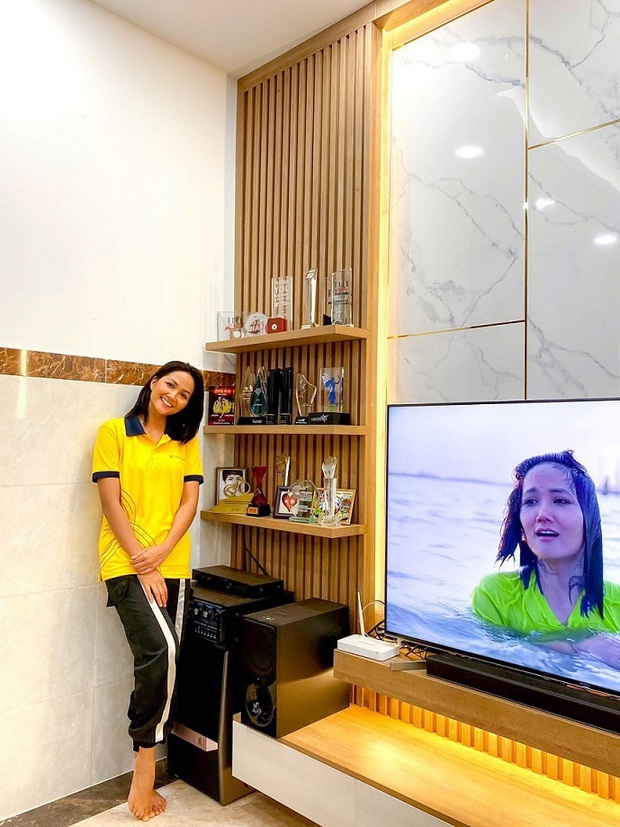 Sao Việt xây nhà báo hiếu bố mẹ: Biệt thự nhà Quốc Trường 25 tỷ, Thuỷ Tiên mua nhà cho mẹ khi còn ở thuê - Ảnh 4.