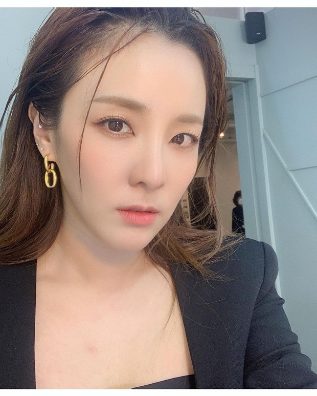 Dàn siêu sao xứ Hàn đổ bộ sự kiện đặc biệt: Jennie - Hwasa so kè độ sexy, Dara và Tiffany thi nhau lộ chân nhìn mà sởn gai ốc - Ảnh 20. Dàn siêu sao xứ Hàn đổ bộ sự kiện đặc biệt: Jennie - Hwasa so kè độ sexy, Dara và Tiffany thi nhau lộ chân nhìn mà sởn gai ốc - Ảnh 20.