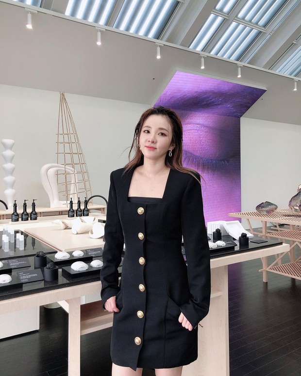 Dàn siêu sao xứ Hàn đổ bộ sự kiện đặc biệt: Jennie - Hwasa so kè độ sexy, Dara và Tiffany thi nhau lộ chân nhìn mà sởn gai ốc - Ảnh 18. Dàn siêu sao xứ Hàn đổ bộ sự kiện đặc biệt: Jennie - Hwasa so kè độ sexy, Dara và Tiffany thi nhau lộ chân nhìn mà sởn gai ốc - Ảnh 18.