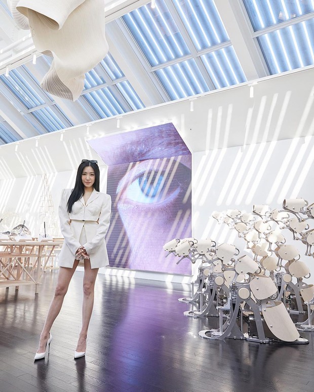 Dàn siêu sao xứ Hàn đổ bộ sự kiện đặc biệt: Jennie - Hwasa so kè độ sexy, Dara và Tiffany thi nhau lộ chân nhìn mà sởn gai ốc - Ảnh 11. Dàn siêu sao xứ Hàn đổ bộ sự kiện đặc biệt: Jennie - Hwasa so kè độ sexy, Dara và Tiffany thi nhau lộ chân nhìn mà sởn gai ốc - Ảnh 11.