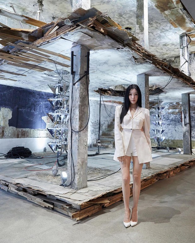 Dàn siêu sao xứ Hàn đổ bộ sự kiện đặc biệt: Jennie - Hwasa so kè độ sexy, Dara và Tiffany thi nhau lộ chân nhìn mà sởn gai ốc - Ảnh 13. Dàn siêu sao xứ Hàn đổ bộ sự kiện đặc biệt: Jennie - Hwasa so kè độ sexy, Dara và Tiffany thi nhau lộ chân nhìn mà sởn gai ốc - Ảnh 13.