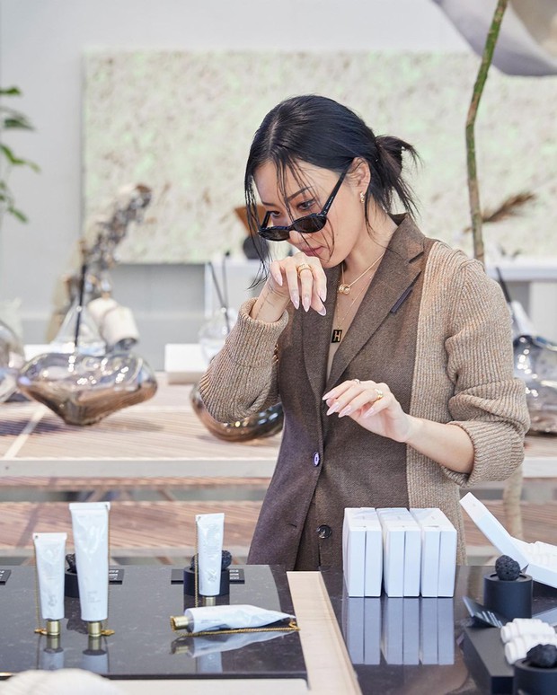 Dàn siêu sao xứ Hàn đổ bộ sự kiện đặc biệt: Jennie - Hwasa so kè độ sexy, Dara và Tiffany thi nhau lộ chân nhìn mà sởn gai ốc - Ảnh 10. Dàn siêu sao xứ Hàn đổ bộ sự kiện đặc biệt: Jennie - Hwasa so kè độ sexy, Dara và Tiffany thi nhau lộ chân nhìn mà sởn gai ốc - Ảnh 10.