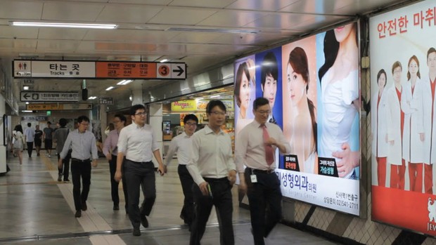 Giới trẻ Hàn Quốc dẫn phụ huynh đi phẫu thuật thẩm mỹ để báo hiếu - Ảnh 6.