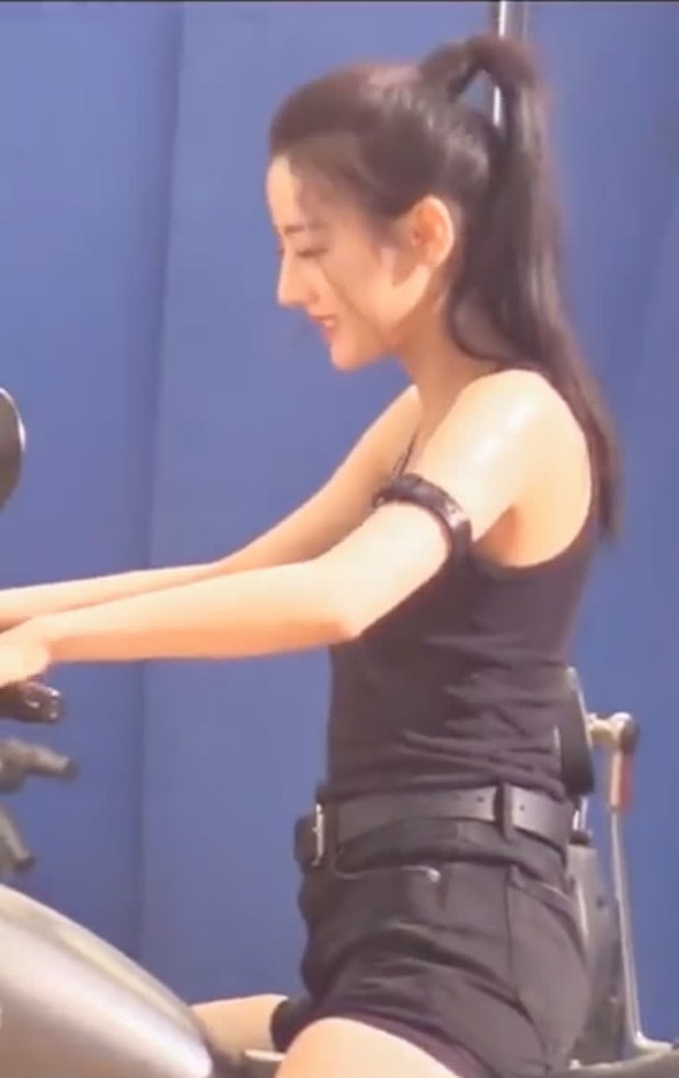 Ảnh Nhiệt Ba cưỡi xe ở hậu trường gây sốt Weibo: Bộ đồ bó sát phô diễn body siêu nuột, góc nghiêng ẩn hiện mà vẫn quá đỉnh - Ảnh 7. Ảnh Nhiệt Ba cưỡi xe ở hậu trường gây sốt Weibo: Bộ đồ bó sát phô diễn body siêu nuột, góc nghiêng ẩn hiện mà vẫn quá đỉnh - Ảnh 7.