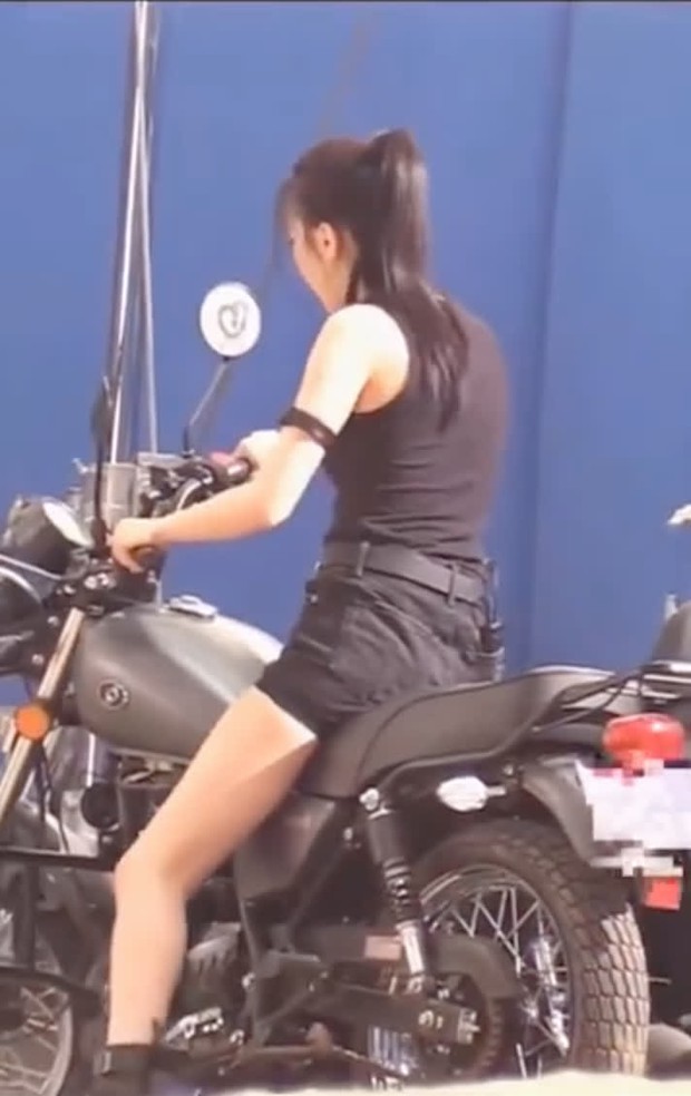 Ảnh Nhiệt Ba cưỡi xe ở hậu trường gây sốt Weibo: Bộ đồ bó sát phô diễn body siêu nuột, góc nghiêng ẩn hiện mà vẫn quá đỉnh - Ảnh 8. Ảnh Nhiệt Ba cưỡi xe ở hậu trường gây sốt Weibo: Bộ đồ bó sát phô diễn body siêu nuột, góc nghiêng ẩn hiện mà vẫn quá đỉnh - Ảnh 8.
