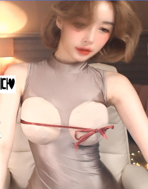 Nữ streamer xinh đẹp gây sốc khi lên sóng với bộ trang phục tự chế, mặc như không mặc - Ảnh 3. Nữ streamer xinh đẹp gây sốc khi lên sóng với bộ trang phục tự chế, mặc như không mặc - Ảnh 3.