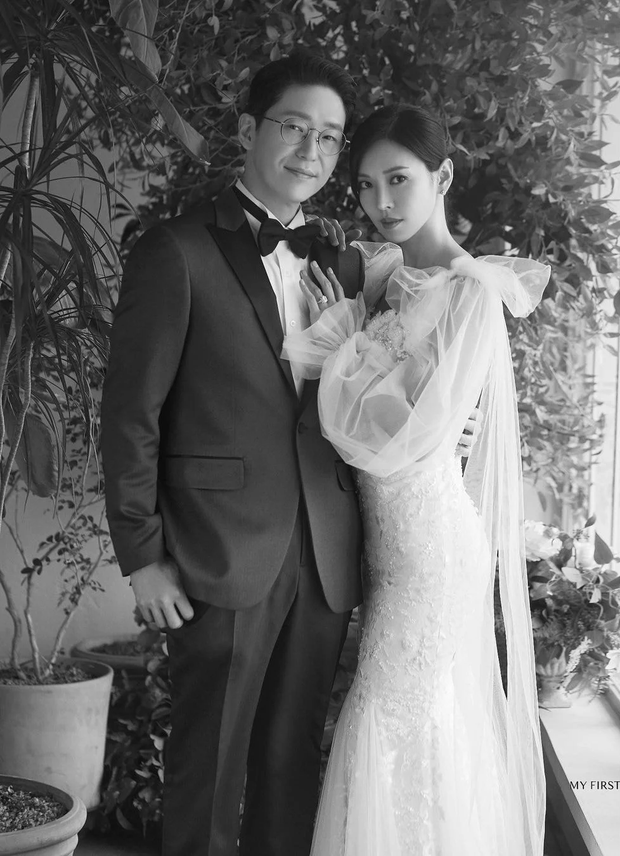 Couple hot nhất Penthouse tung ảnh cưới: Không phải màn khóa môi, body tuyệt mỹ của ác nữ Kim So Yeon mới là tâm điểm - Ảnh 6. Couple hot nhất Penthouse tung ảnh cưới: Không phải màn khóa môi, body tuyệt mỹ của ác nữ Kim So Yeon mới là tâm điểm - Ảnh 6.