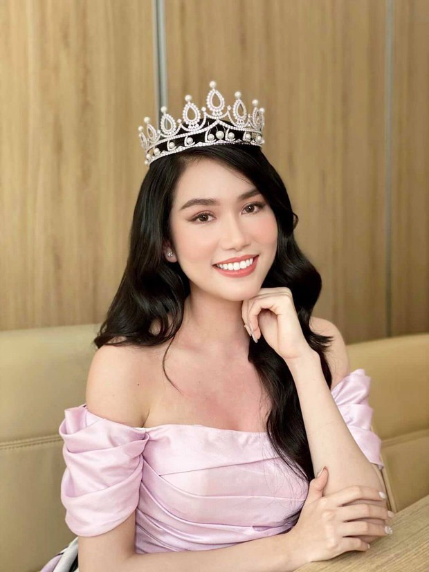 Á hậu Phương Anh bắn tiếng Anh vèo vèo trên sóng livestream, tự tin đối đáp với Giám đốc Miss International - Ảnh 2. Á hậu Phương Anh bắn tiếng Anh vèo vèo trên sóng livestream, tự tin đối đáp với Giám đốc Miss International - Ảnh 2.