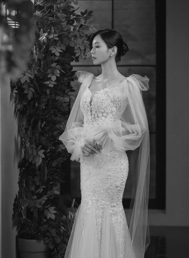 Couple hot nhất Penthouse tung ảnh cưới: Không phải màn khóa môi, body tuyệt mỹ của ác nữ Kim So Yeon mới là tâm điểm - Ảnh 7. Couple hot nhất Penthouse tung ảnh cưới: Không phải màn khóa môi, body tuyệt mỹ của ác nữ Kim So Yeon mới là tâm điểm - Ảnh 7.