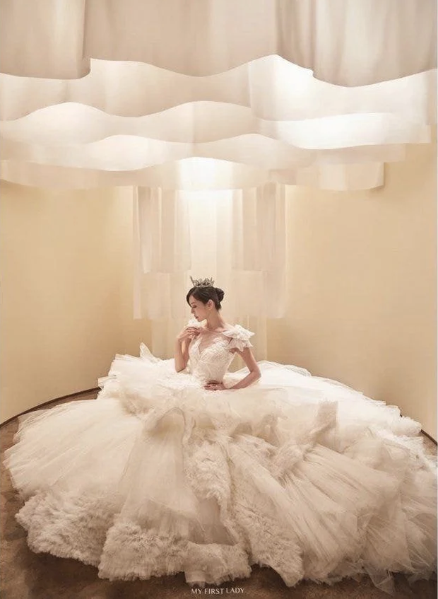 Couple hot nhất Penthouse tung ảnh cưới: Không phải màn khóa môi, body tuyệt mỹ của ác nữ Kim So Yeon mới là tâm điểm - Ảnh 9. Couple hot nhất Penthouse tung ảnh cưới: Không phải màn khóa môi, body tuyệt mỹ của ác nữ Kim So Yeon mới là tâm điểm - Ảnh 9.