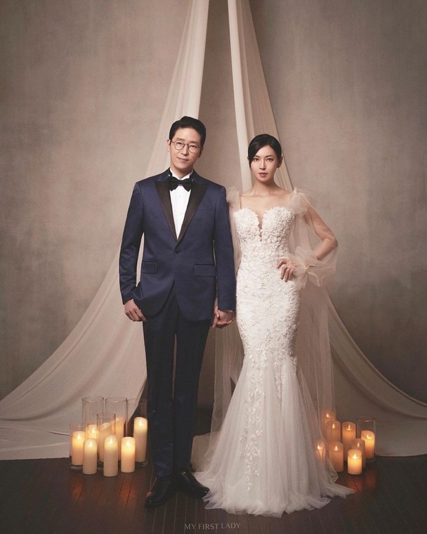 Couple hot nhất Penthouse tung ảnh cưới: Không phải màn khóa môi, body tuyệt mỹ của ác nữ Kim So Yeon mới là tâm điểm - Ảnh 5. Couple hot nhất Penthouse tung ảnh cưới: Không phải màn khóa môi, body tuyệt mỹ của ác nữ Kim So Yeon mới là tâm điểm - Ảnh 5.