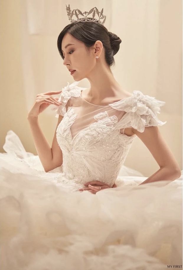 Couple hot nhất Penthouse tung ảnh cưới: Không phải màn khóa môi, body tuyệt mỹ của ác nữ Kim So Yeon mới là tâm điểm - Ảnh 10. Couple hot nhất Penthouse tung ảnh cưới: Không phải màn khóa môi, body tuyệt mỹ của ác nữ Kim So Yeon mới là tâm điểm - Ảnh 10.