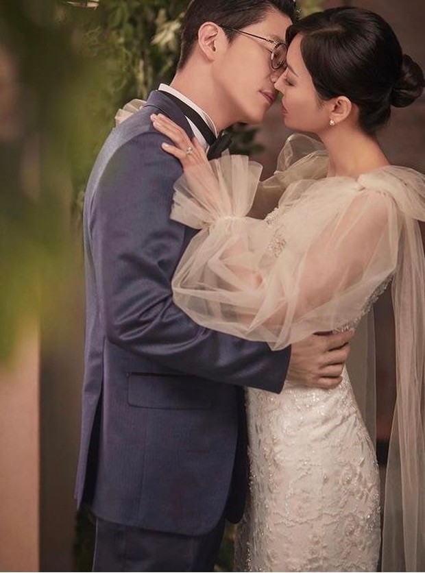 Couple hot nhất Penthouse tung ảnh cưới: Không phải màn khóa môi, body tuyệt mỹ của ác nữ Kim So Yeon mới là tâm điểm - Ảnh 2. Couple hot nhất Penthouse tung ảnh cưới: Không phải màn khóa môi, body tuyệt mỹ của ác nữ Kim So Yeon mới là tâm điểm - Ảnh 2.