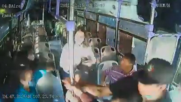 Cô gái bất ngờ bị bạn trai cũ đâm dao liên tiếp 30 lần trên xe buýt, hành động không ngờ của rất nhiều hành khách còn lại gây tranh cãi kịch liệt - Ảnh 3. Cô gái bất ngờ bị bạn trai cũ đâm dao liên tiếp 30 lần trên xe buýt, hành động không ngờ của rất nhiều hành khách còn lại gây tranh cãi kịch liệt - Ảnh 3.