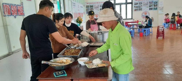 Đại gia bí ẩn thuê ông Đoàn Ngọc Hải phục vụ người nghèo 30 phút, trả công 60 triệu đồng - Ảnh 2. Đại gia bí ẩn thuê ông Đoàn Ngọc Hải phục vụ người nghèo 30 phút, trả công 60 triệu đồng - Ảnh 2.