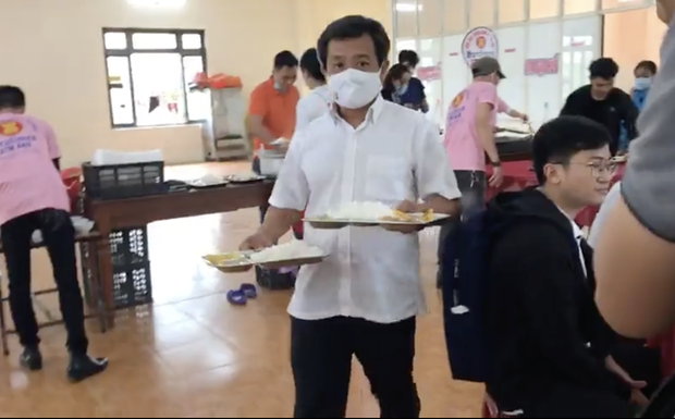 Đại gia bí ẩn thuê ông Đoàn Ngọc Hải phục vụ người nghèo 30 phút, trả công 60 triệu đồng - Ảnh 1. Đại gia bí ẩn thuê ông Đoàn Ngọc Hải phục vụ người nghèo 30 phút, trả công 60 triệu đồng - Ảnh 1.