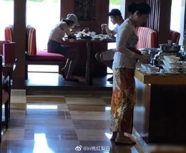 Rộ tin Na Tra Tống Tổ Nhi bí mật kết hôn với cáo già tình trường đáng tuổi chú sau 1 năm lộ ảnh qua đêm - Ảnh 4. Rộ tin Na Tra Tống Tổ Nhi bí mật kết hôn với cáo già tình trường đáng tuổi chú sau 1 năm lộ ảnh qua đêm - Ảnh 4.