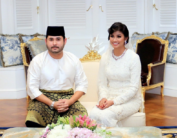 Thái tử phi vạn người mê của Malaysia: Nhan sắc khiến ai cũng xao xuyến cùng câu chuyện cổ tích yêu em từ cái nhìn đầu tiên - Ảnh 3. Thái tử phi vạn người mê của Malaysia: Nhan sắc khiến ai cũng xao xuyến cùng câu chuyện cổ tích yêu em từ cái nhìn đầu tiên - Ảnh 3.
