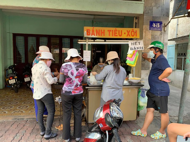 Quán bánh tiêu “chảnh” nhất Việt Nam: Vừa dọn ra đã treo biển hết hàng, khách đồn mua được là do… nhân phẩm - Ảnh 1. Quán bánh tiêu “chảnh” nhất Việt Nam: Vừa dọn ra đã treo biển hết hàng, khách đồn mua được là do… nhân phẩm - Ảnh 1.