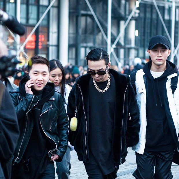 Tìm danh tính quản lý giúp G-Dragon đưa đón Jennie đi hẹn hò: Người nổi tiếng như idol, người bị nhầm thành Sơn Tùng? - Ảnh 3. Tìm danh tính quản lý giúp G-Dragon đưa đón Jennie đi hẹn hò: Người nổi tiếng như idol, người bị nhầm thành Sơn Tùng? - Ảnh 3.