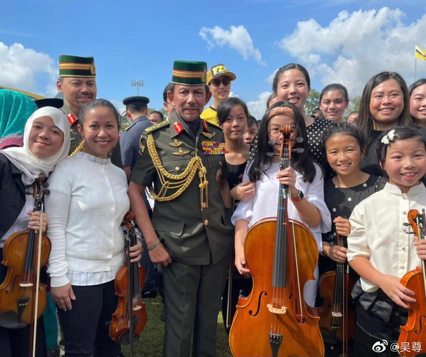 Con gái Ngô Tôn nổi tiếng khắp Weibo vì được biểu diễn cello trước nhà vua Brunei, câu chuyện đằng sau sự kiện gây sốt - Ảnh 2.