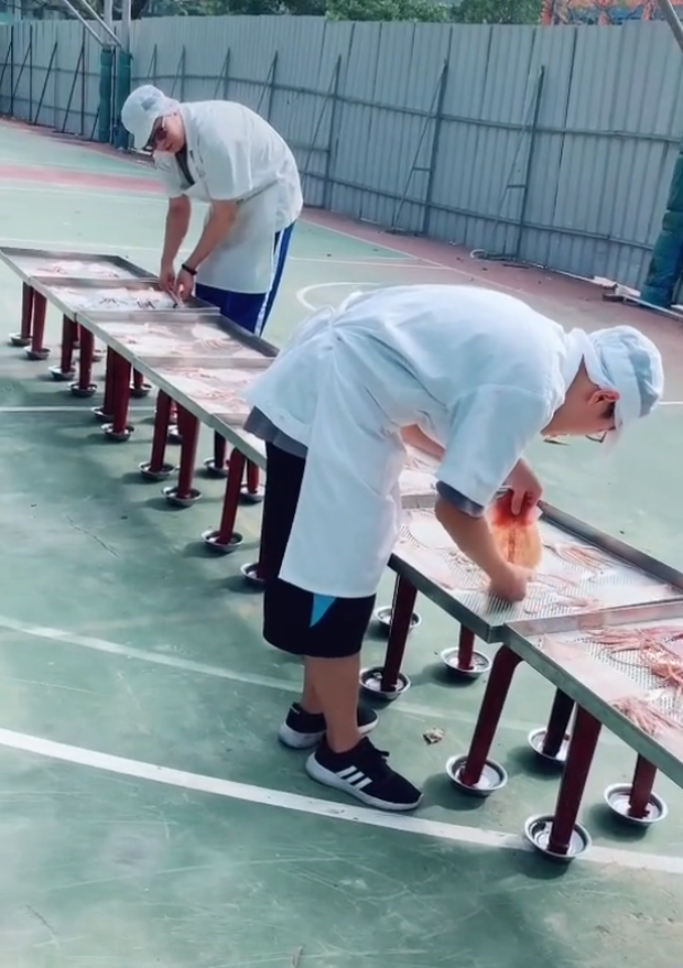 Nhìn sàng mực khô hấp dẫn vô cùng, nhưng hàng chục bát nước kỳ lạ dưới chân ghế mới khiến nhiều người thắc mắc - Ảnh 1. Nhìn sàng mực khô hấp dẫn vô cùng, nhưng hàng chục bát nước kỳ lạ dưới chân ghế mới khiến nhiều người thắc mắc - Ảnh 1.